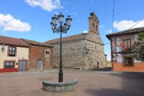 Plaza de Viñuelas (Guadalajara, España), con la iglesia de San Lorenzo y la casa consistorial.
