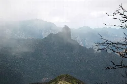 Roque Bentayga visto desde la Cruz de Tejeda en Gran Canaria con nubes.