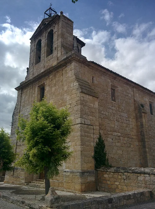 Iglesia de San Martín, en Valbuena de Pisuerga (Palencia, España).