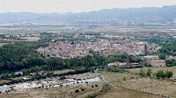 View of Sangüesa from Rocaforte with river and rural landscape.
