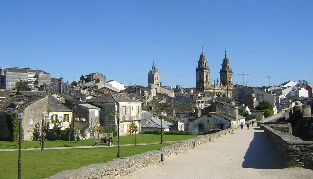 Blick auf die Stadtmauer und Kathedrale von Lugo vom Spazierweg.