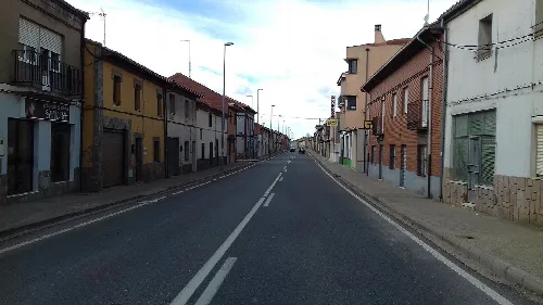 Hauptstraße mit Häusern auf beiden Seiten in Santa Cristina de la Polvorosa.
