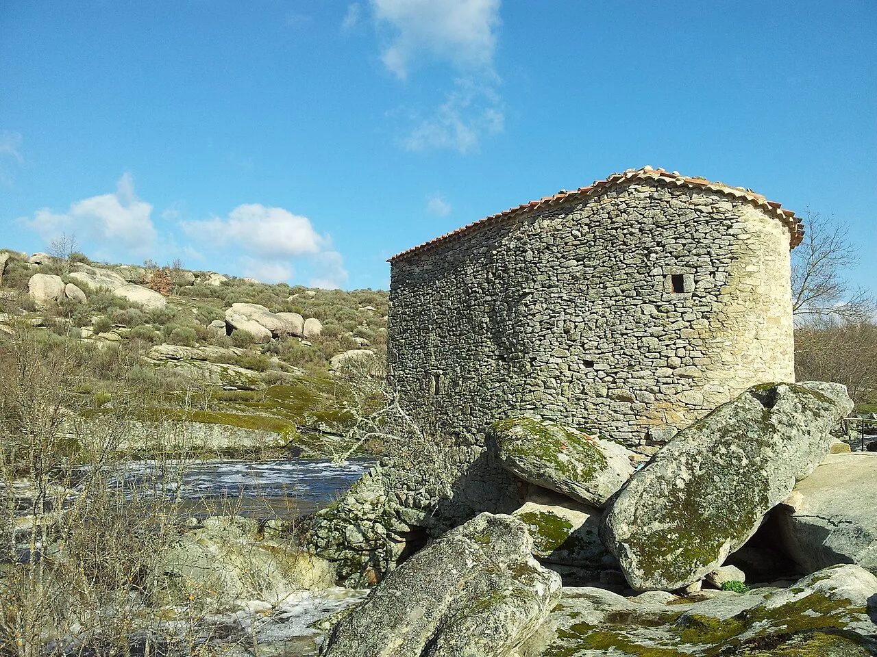 Lucas Mill in Cabeza del Caballo, Salamanca, with rocks and river.