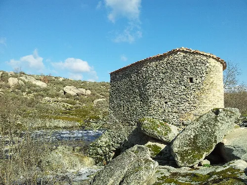 Lucas Mill in Cabeza del Caballo, Salamanca, with rocks and river.