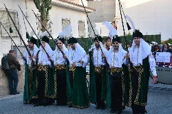 Grupo de personas con trajes tradicionales de moros y cristianos en un desfile.