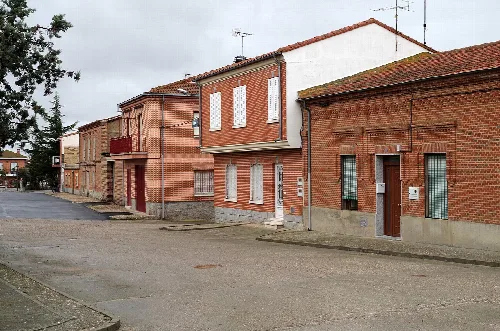 Straße mit Backsteinhäusern und vergitterten Fenstern in Cantaracillo.