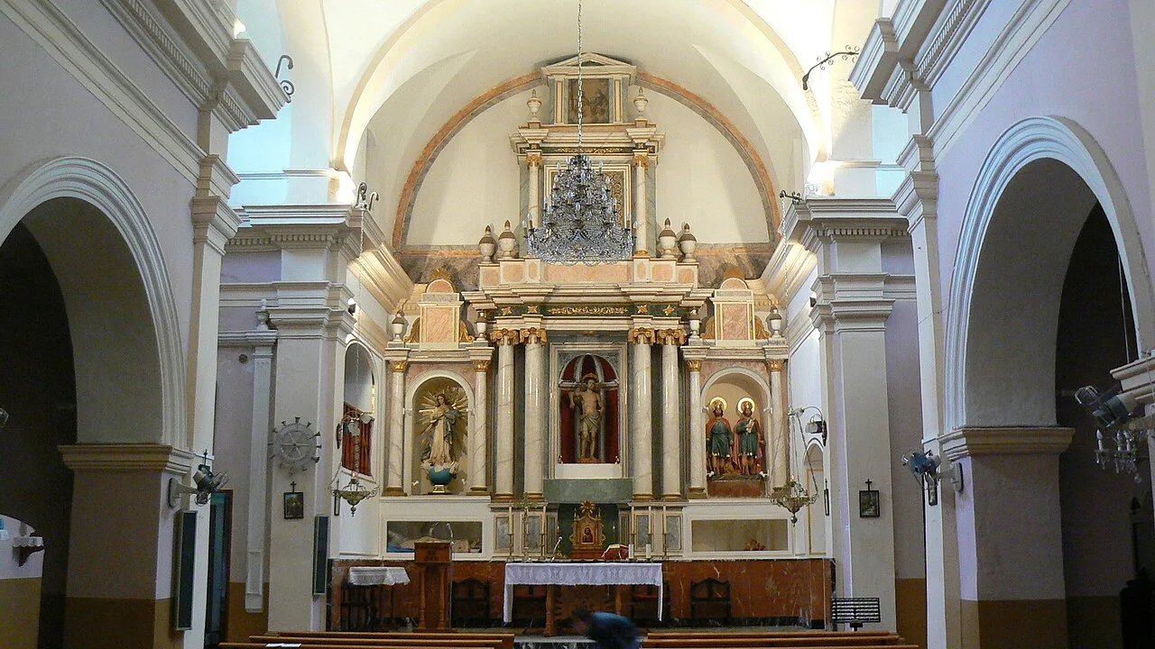 Interior de la iglesia en Sagra con altar mayor decorado.