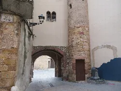 Steintor mit Turm und Bogen in den Mauern von Alcover.