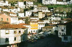 Casas blancas y coloridas en una colina en Cudillero, Asturias