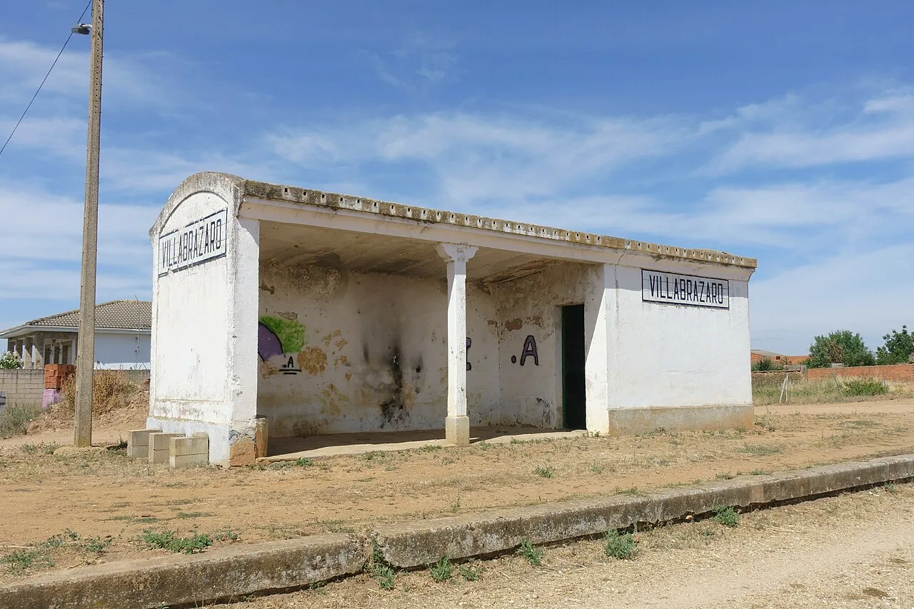 Antiguo apeadero de Villabrázaro (Zamora, España).