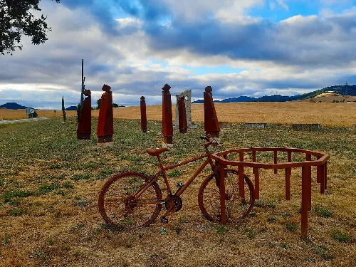 Esculturas y bicicleta en un campo en Lizoainibar - Arriasgoiti, Navarra.