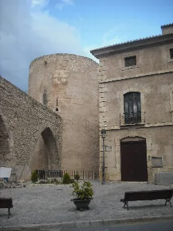 Steinerner Botxí-Turm und Aquädukt in Segorbe.