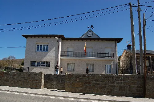 Rathaus mit Uhr und Flagge in Asturianos, Zamora