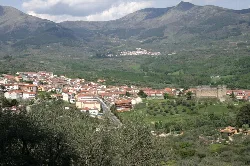 Panoramic view of Mombeltrán with mountains in the background.