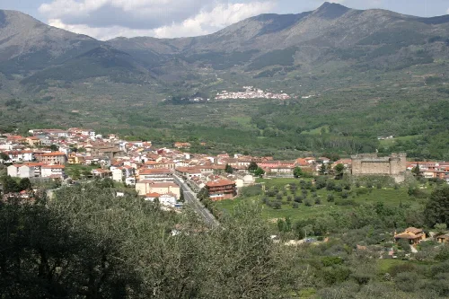 Panoramablick auf Mombeltrán mit Bergen im Hintergrund.