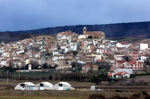 Häuser und eine Kirche auf einem Hügel in Grávalos, La Rioja.