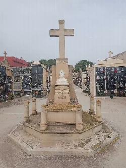 Monumento con cruz y escultura en el cementerio de Crevillente.