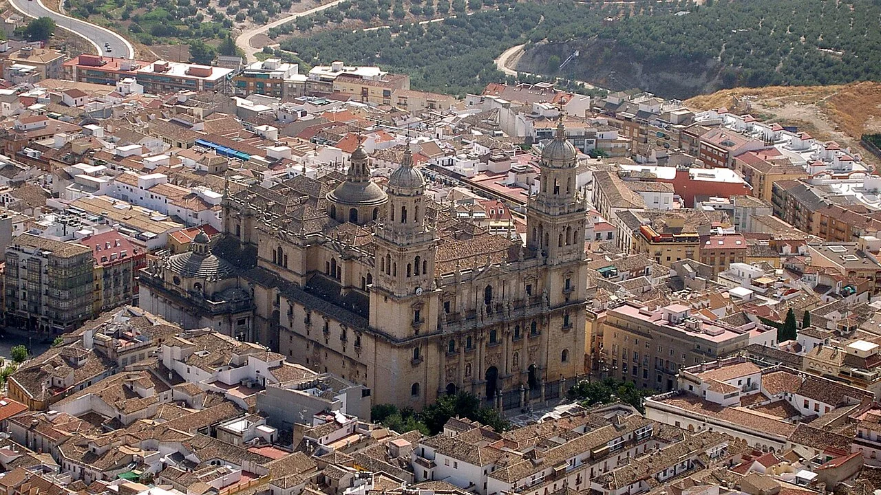 Luftaufnahme der Kathedrale von Jaén mit Türmen und detaillierter Fassade.
