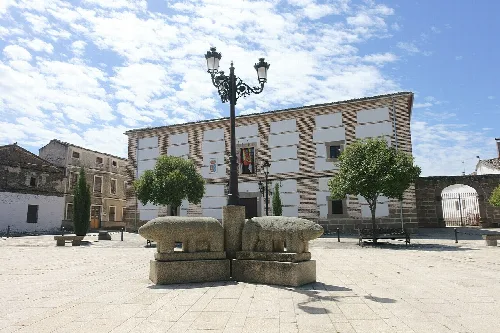 Hospital de Nuestra Señora de la Asunción, actual casa consistorial, en Torralba de Oropesa (Toledo, España).