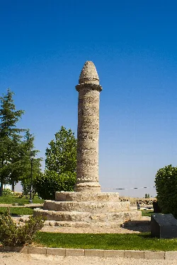 Ste Säule in einem Park mit Bäumen und Bänken in El Bonillo.