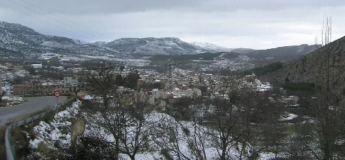 Paisaje invernal con montañas nevadas y árboles sin hojas en Nerpio.