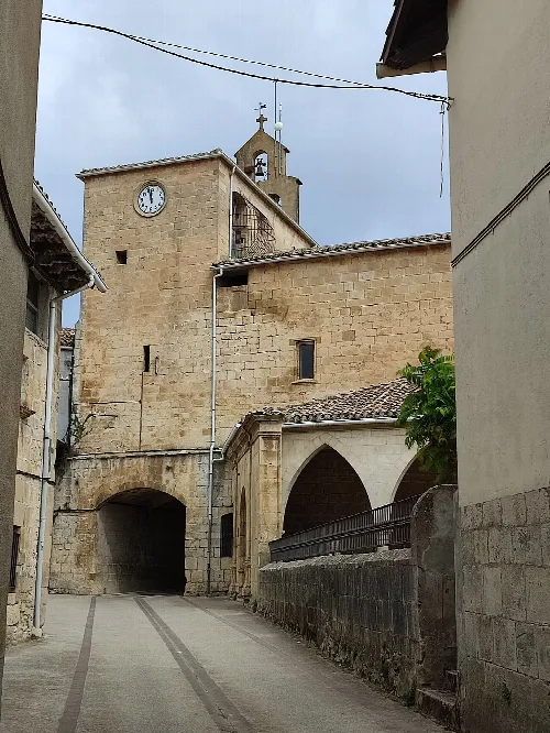Torre con reloj y pasaje en Abárzuza