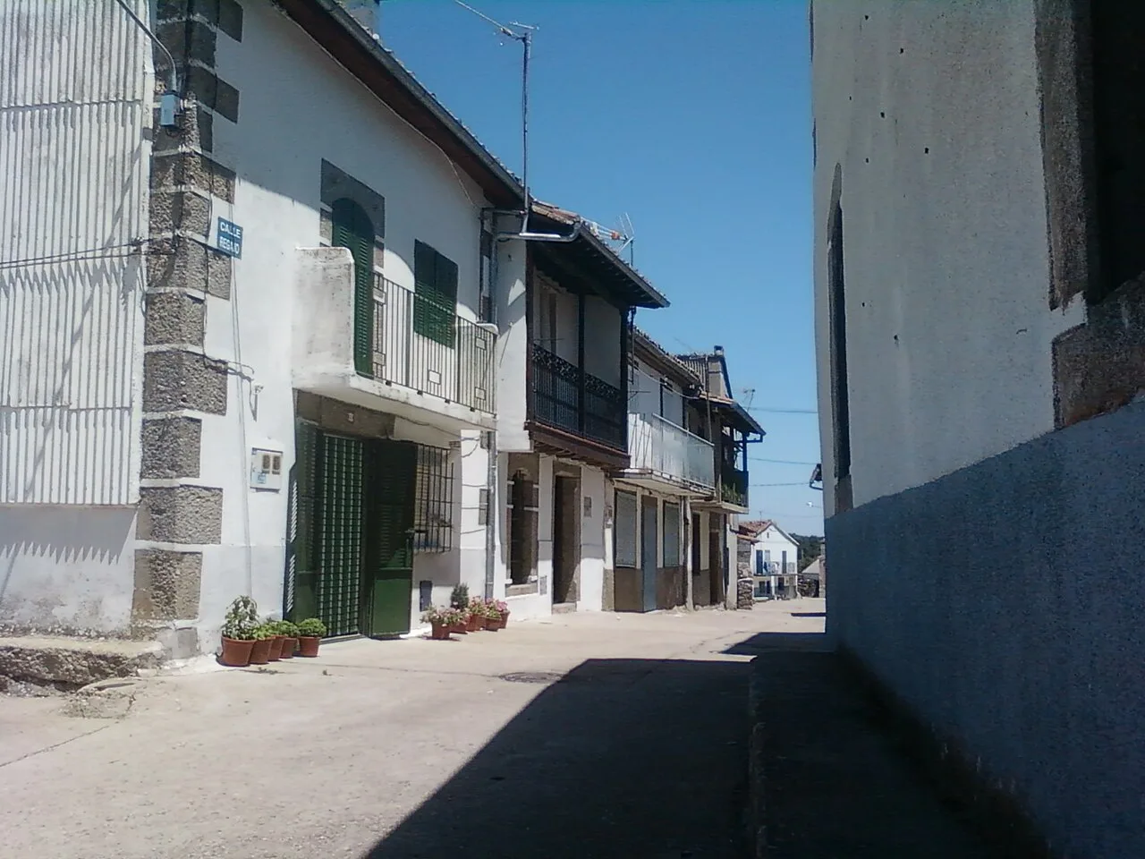 Calles estrechas con casas tradicionales en Horcajo de Montemayor.