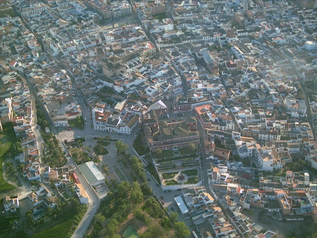 Vista aérea de Fernán Núñez con calles y edificios antiguos.
