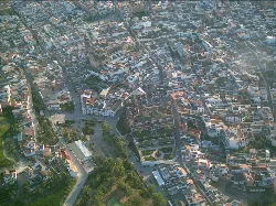 Vista aérea de Fernán Núñez con calles y edificios antiguos.