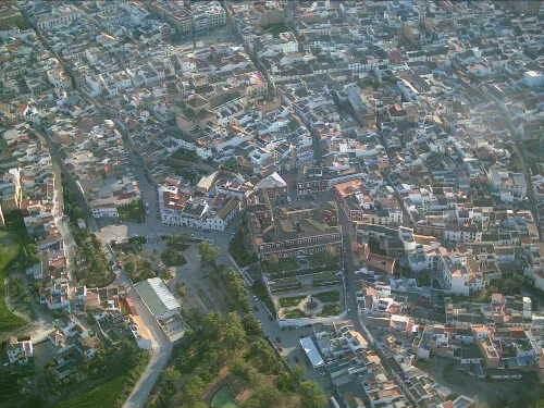 Luftaufnahme von Fernán Núñez mit Straßen und alten Gebäuden.