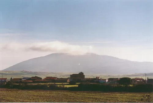 Ländliche Landschaft mit Bergen und Feldern in Matalebreras.