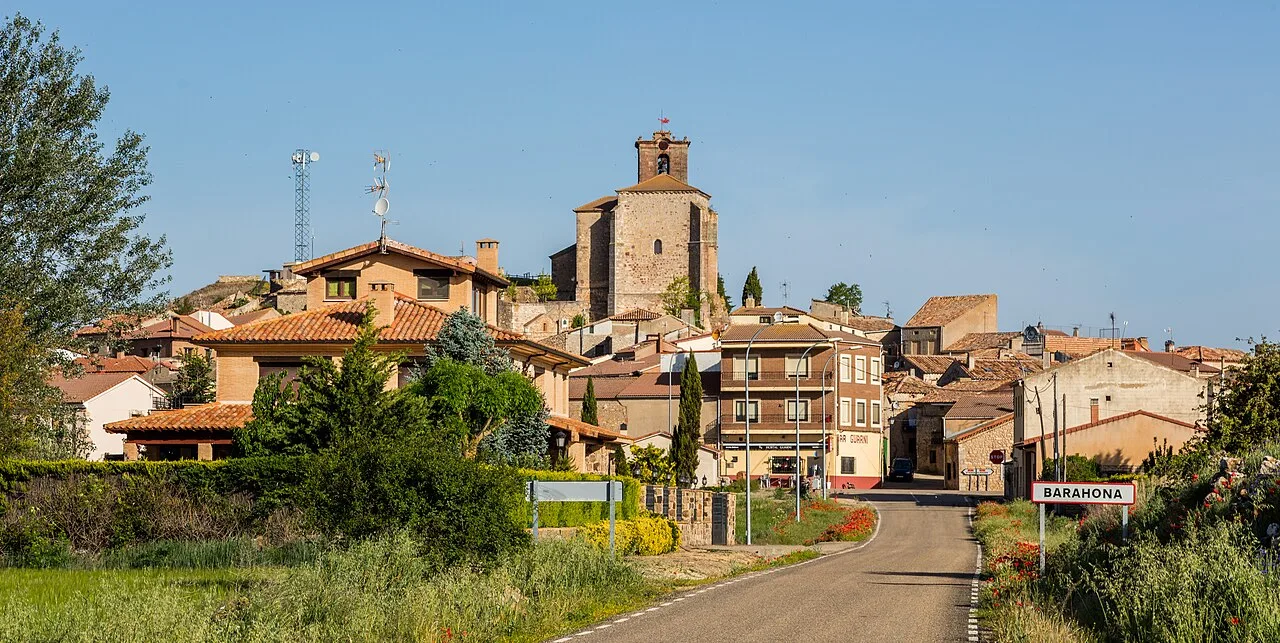 Vista de un pueblo con iglesia y casas tradicionales en Soria, España.