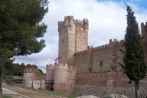 Castillo de La Mota con torres y murallas de piedra en Medina del Campo.