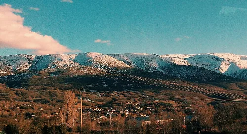 Panorámica de la localidad de Navacarros (Salamanca) con la sierra de Béjar nevada de fondo