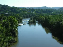 Puente sobre el Río Ulla en Vedra, Galicia, con vegetación y paisaje rural.