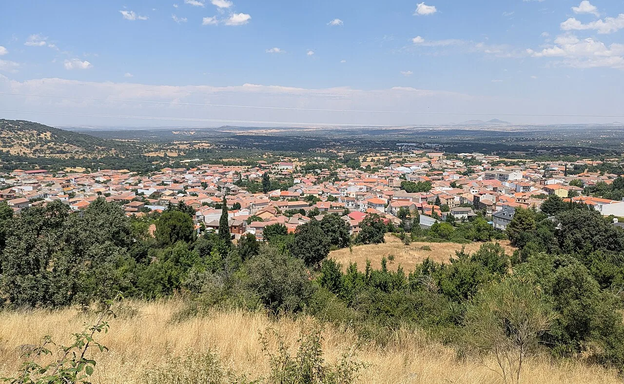 Vista panorámica de San Pablo de los Montes con casas y vegetación.
