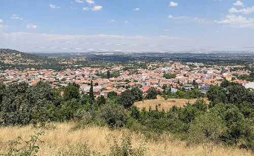 Panoramablick auf San Pablo de los Montes mit Häusern und Vegetation.
