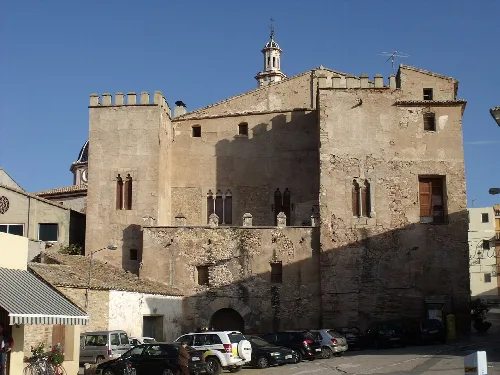 Altes Schloss mit Mauern und Türmen in Albalat de Taronchers.