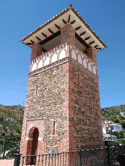 Torre de piedra y ladrillo con tejado de tejas y mirador en Totalán.
