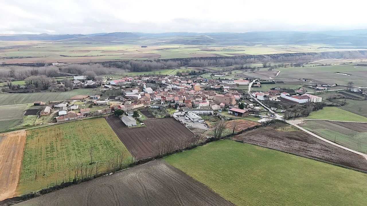 Vista aérea de Fresno de Río Tirón con campos y pueblo.