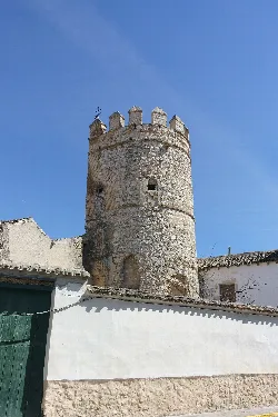 Torre de piedra redonda con almenas en la parte superior en Yepes.