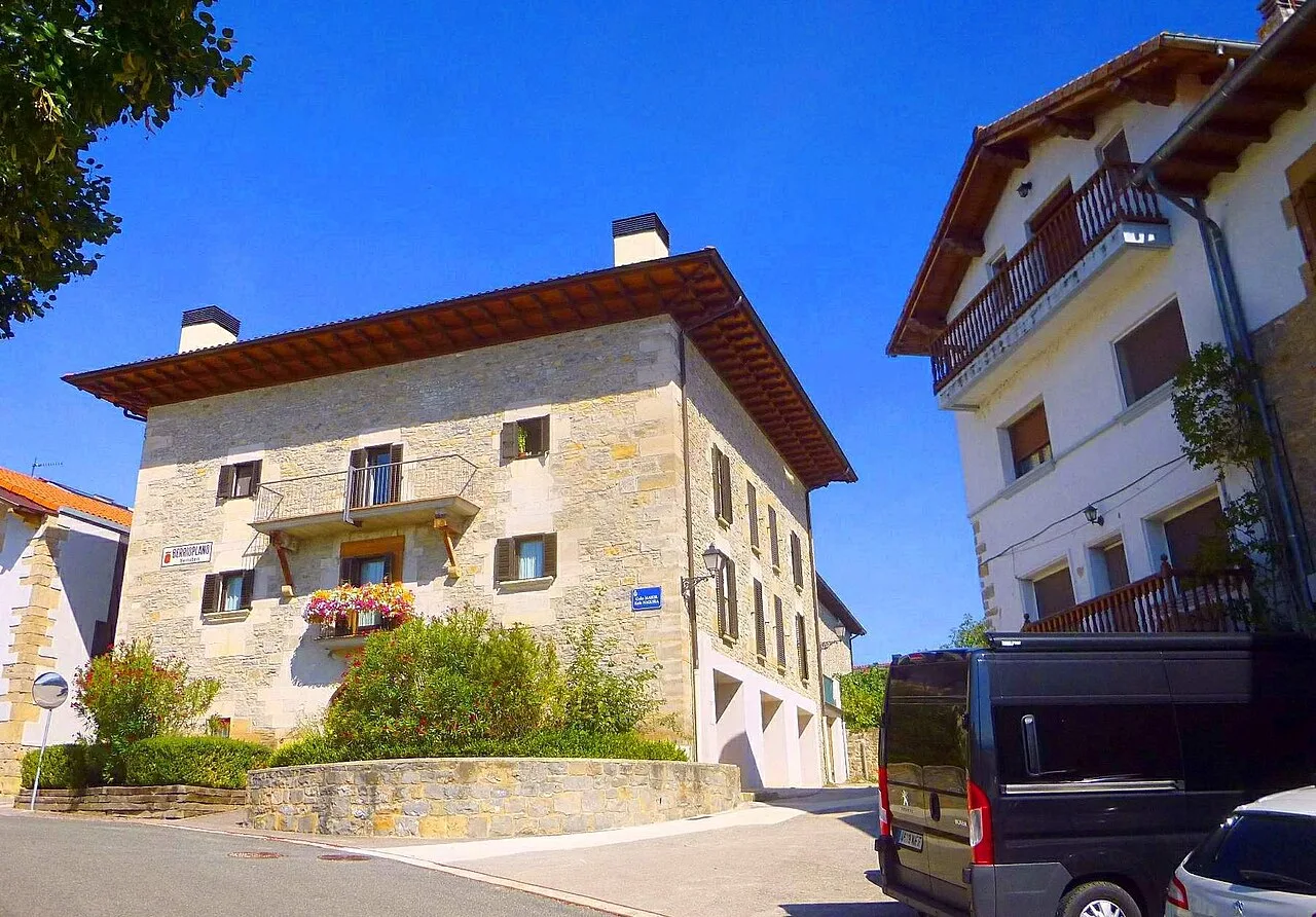 Stone house with balconies and garden in Berrioplano.
