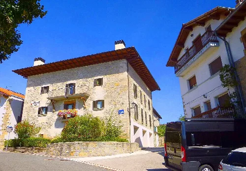Casa de piedra con balcones y jardín en Berrioplano.