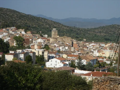 Vista de Viver con casas blancas y una iglesia en el centro.