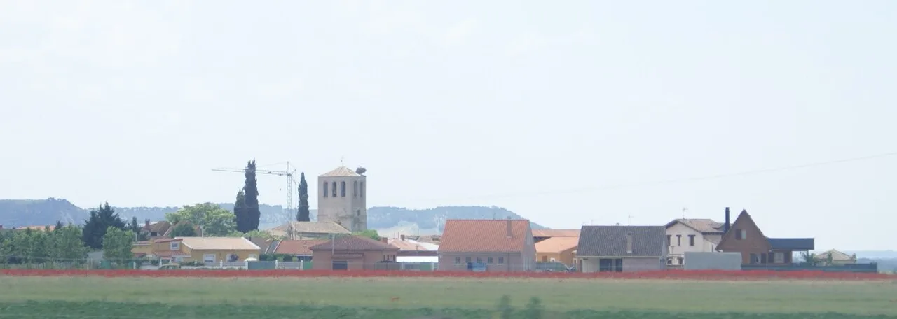 Paisaje con iglesia y casas en Aldea de San Miguel.