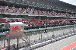 Vista del circuito de Barcelona con gradas y pista de carreras vacías.