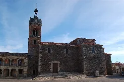 Kirche St. Peter mit Turm und Steinfassade in Carbajales de Alba.