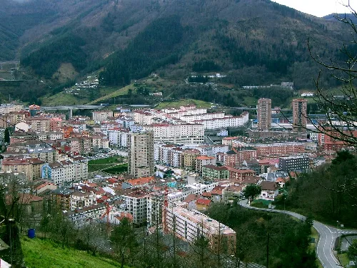 Blick auf die Stadt Eibar mit Gebäuden und Bergen.