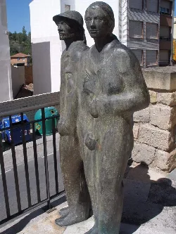 Escultura de dos figuras humanas en Navarrete, La Rioja.