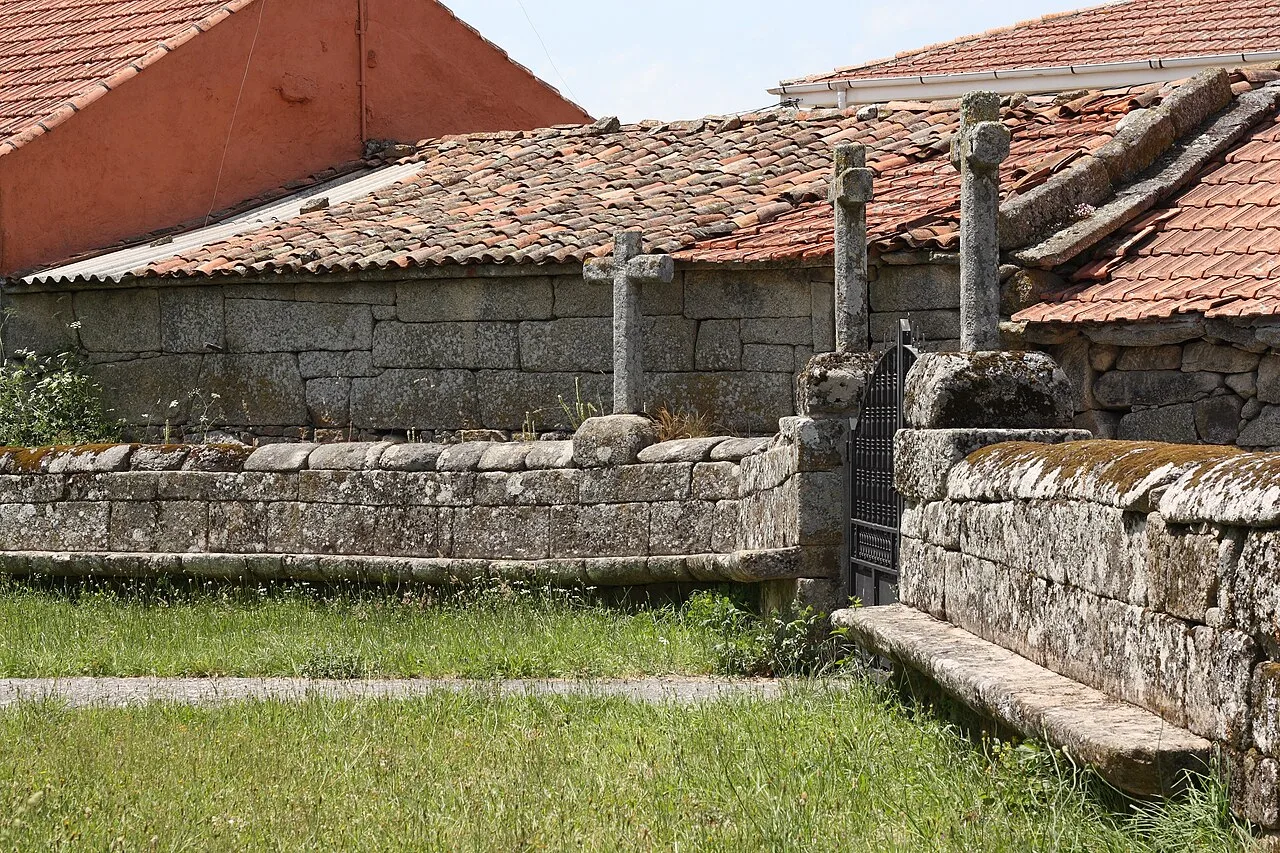 Friedhof und Kreuze an der katholischen Kirche San Bartolomé in Baltar in der spanischen Provinz Ourense (Galicien)